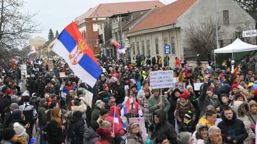 Tisuće dočekale studente u Nišu crvenim tepihom, za sutra najavljen veliki prosvjed