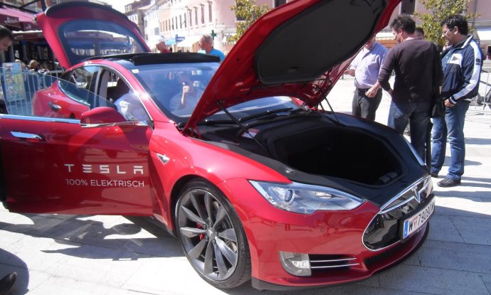 Vozači Hyundaija Sonate I Tesla Modela S, Oprez! - Tportal