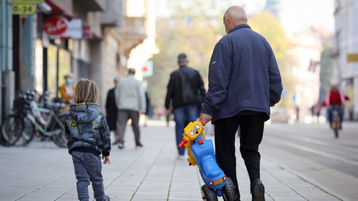 Ovo treba nama: Bake i djedovi u Švedskoj bit će plaćeni za čuvanje unuka