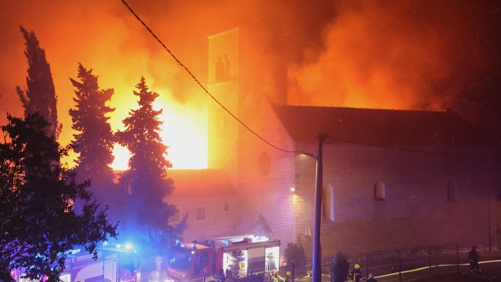 Vatrogasni zapovjednik o drami na Čiovu: Požar je lokaliziran, a krov samostana potpuno uništen