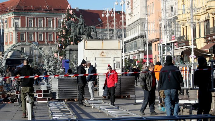 Ljudi se penjali po skeli da bi bolje vidjeli izvođače na Trgu, intervenirala policija