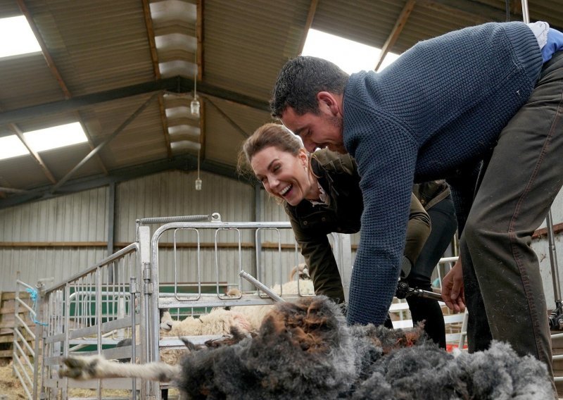 Kraljevski par posjetio farmu i zatim ošišao par ovaca