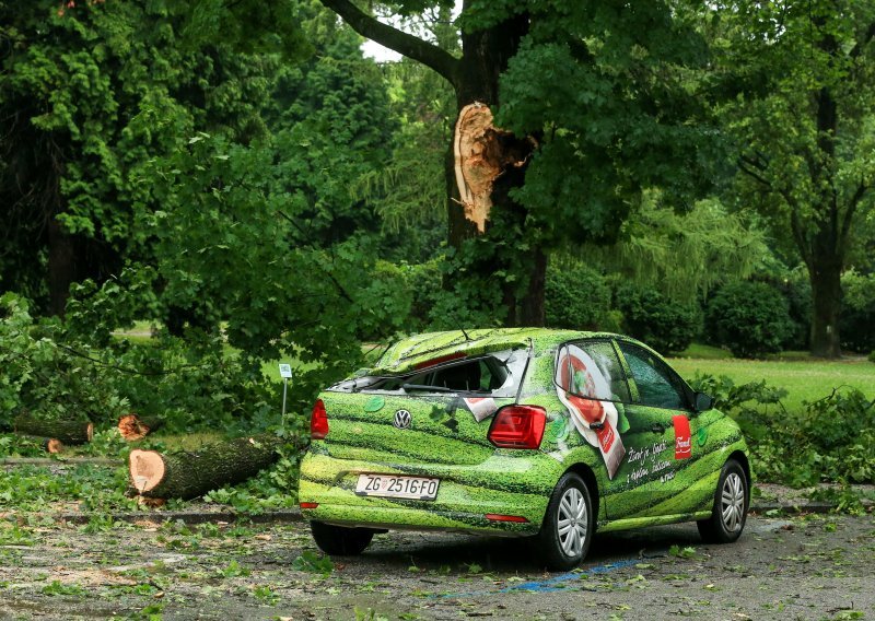 Olujno nevrijeme u Virovitičkoj županiji, u Osijeku grana uništila auto, pljuskovi u Zagrebu...