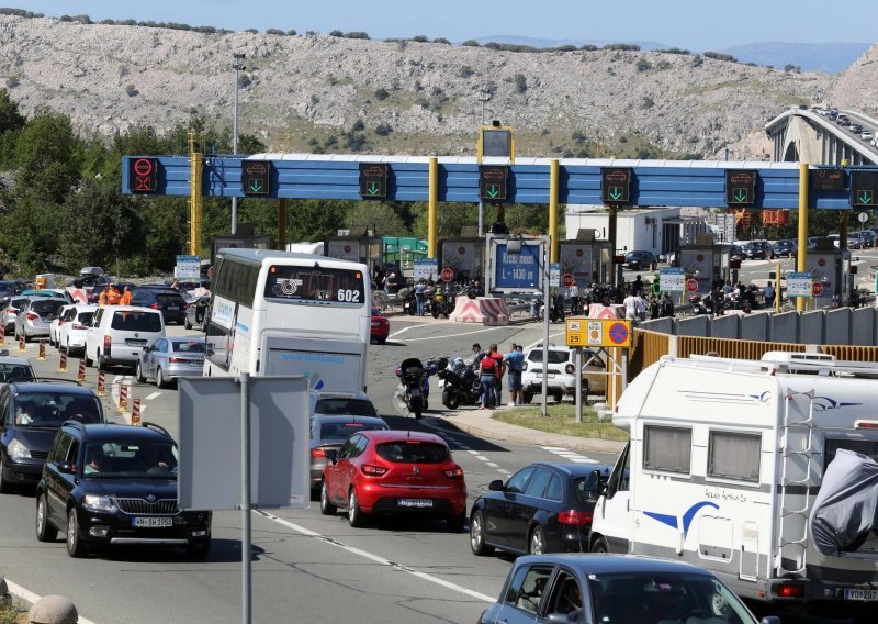 Bajkeri blokirali promet na Krčkom mostu, mostarinu plaćali lipama