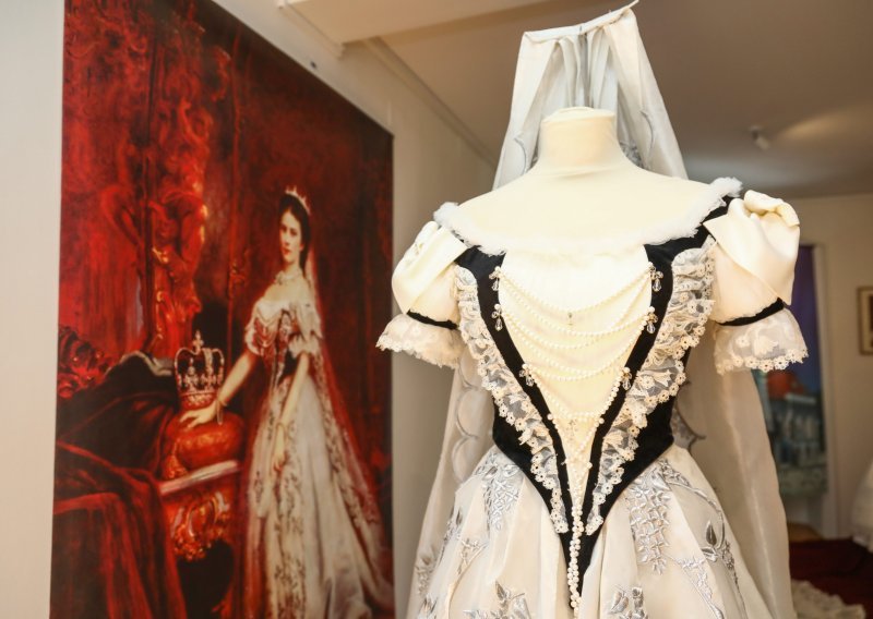 Zavirite u ormar carice Sisi: Izložba u Opatiji donosi raskošne haljine i nakit popularne austrijske kraljice