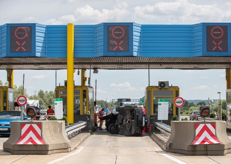 Vozač koji se BMW-om zabio u vozila na naplatnim kućicama pušten na slobodu