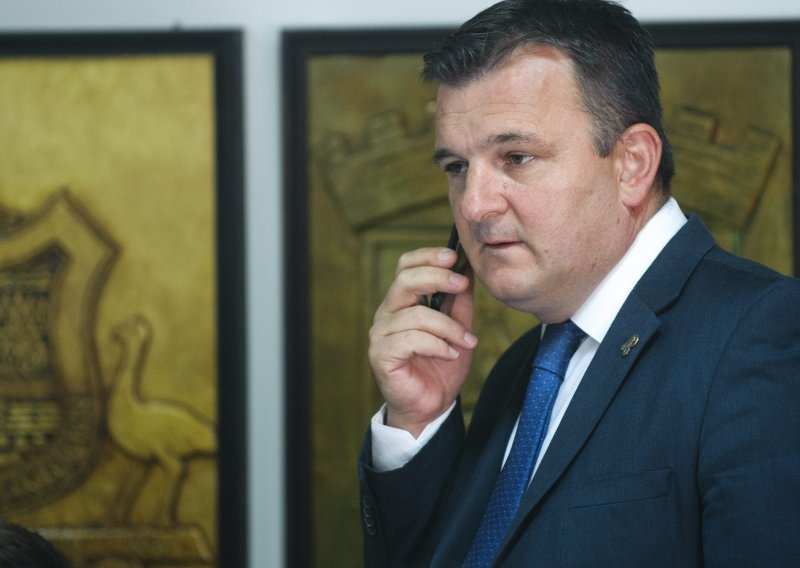 HDZ-ovci ublažili kazne za telefoniranje u vožnji, Škorić nam je objasnio zašto