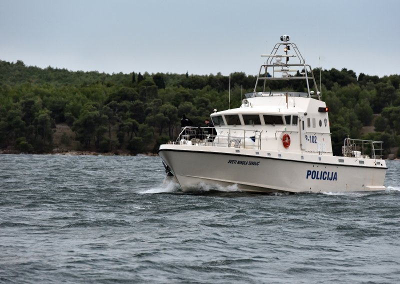 Noćna drama kod Mljeta; brodica udarila u nešto i naglo počela tonuti