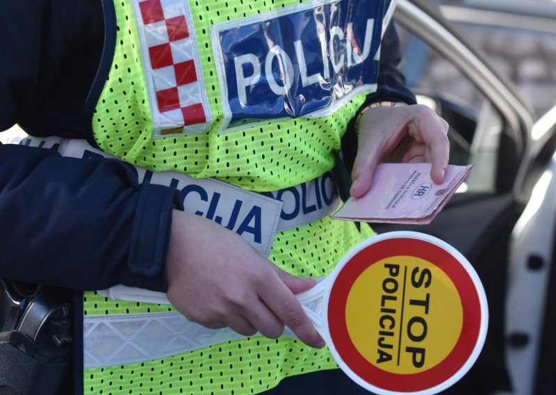 Frontalni sudar na Istarskom ipsilonu, dvije osobe ozlijeđene