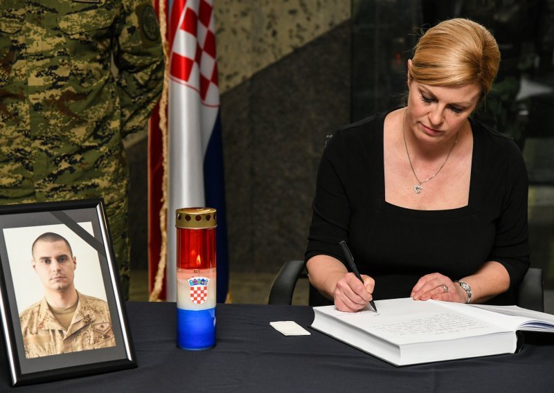 Predsjednica se upisala u knjigu žalosti za poginulog vojnika: Cijela Hrvatska dijeli bol obitelji