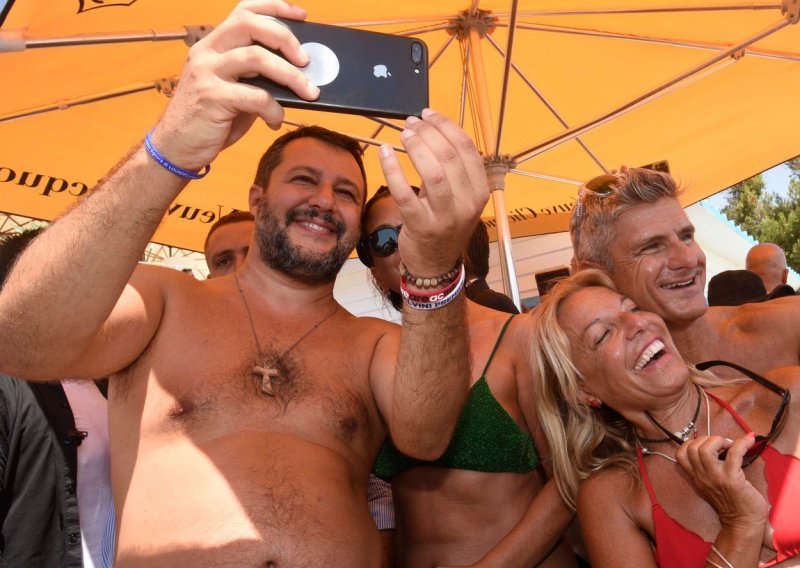 Pogledajte kako je Matteo Salvini 'usavršio' slikanje selfija
