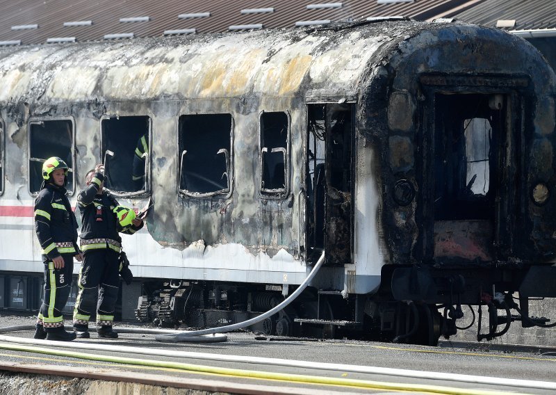 U požaru izgorio putnički vagon na Glavnom kolodvoru