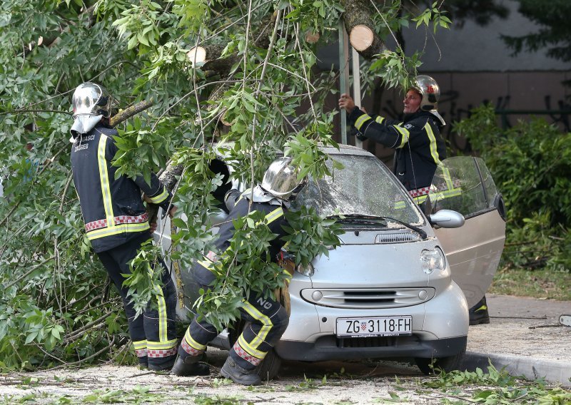 Grana pala na auto u Zagrebu i skršila ga