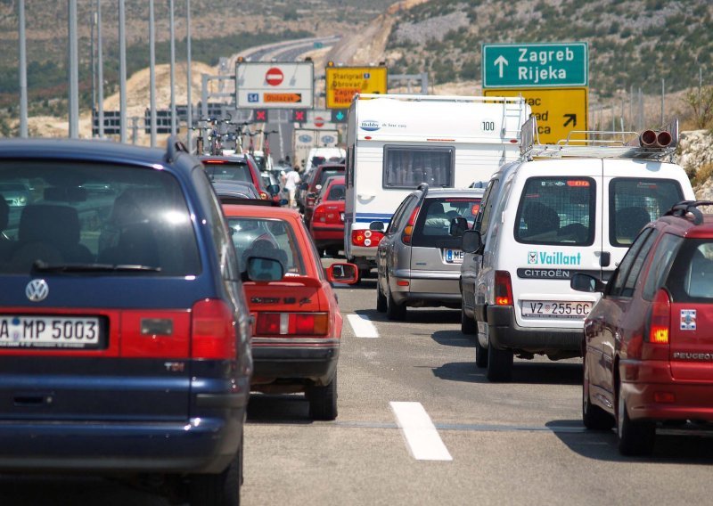 Zbog požara automobila u tunelu Ledenik promet bio u prekidu, no nije bilo ozlijeđenih