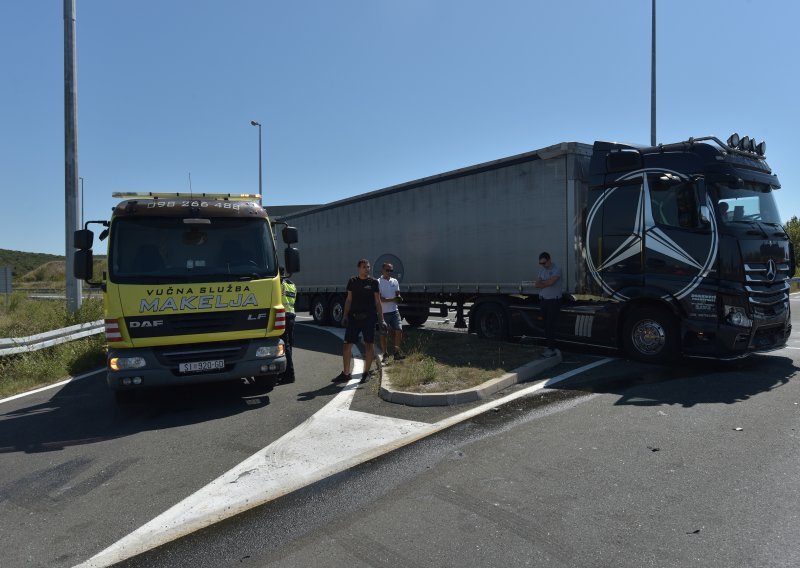 Sudarili su se kamion i dva automobila, jedna osoba poginula, najmanje troje ozlijeđenih