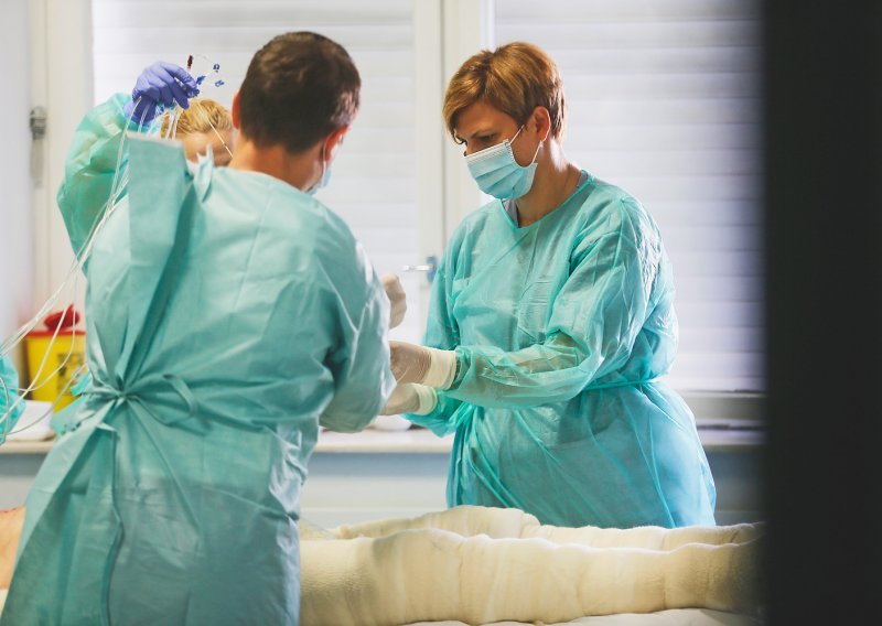 Prekovremene više i ne broje, budnima ih drži hladna kava, a najsretnije su kad pacijent ode na svojim nogama. Proveli smo dan na odjelu i doznali kako je biti medicinska sestra