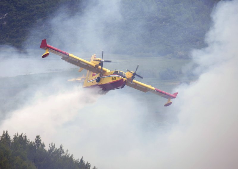 Gori kod Podgore, na terenu dva kanadera i Airtractor