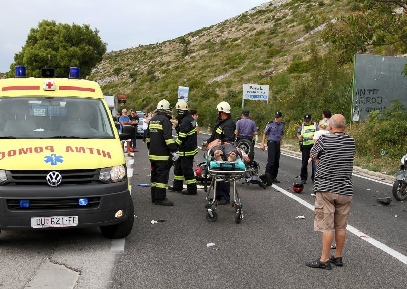 Sanitetsko vozilo završilo na boku, ozlijeđeno troje ljudi