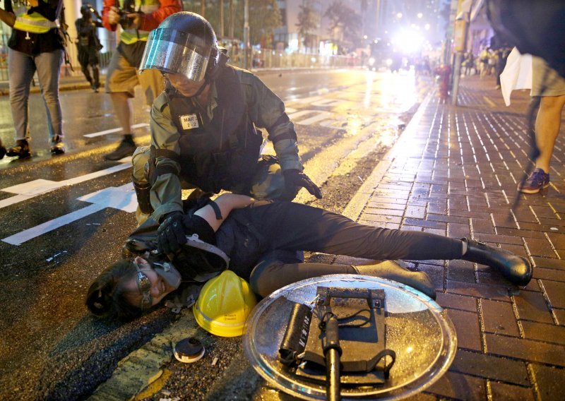 Policajci u Hong Kong prvi put koristili pravo streljivo i vodene topove