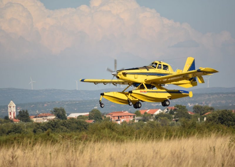 Požar kod Posedarja pod nadzorom, prvi put ove godine korišten kanader