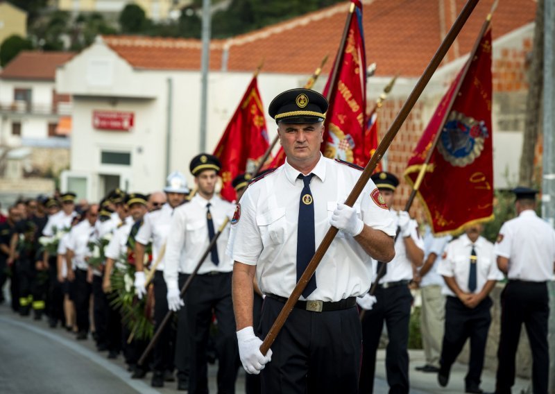 Mimohod sjećanja u Tisnom za poginule vatrogasce na Kornatima