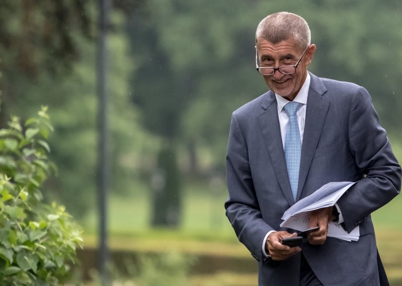 Zatvorena birališta u Češkoj, rezultat će biti tijesan