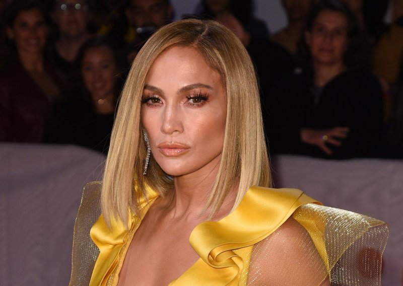 Jennifer Lopez stigla na premijeru filma u haljini koja otkriva sve, a ne pokazuje ništa