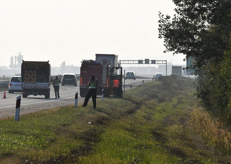 U strašnoj nesreći kod Slavonskog Broda poginuli otac i trogodišnja kći