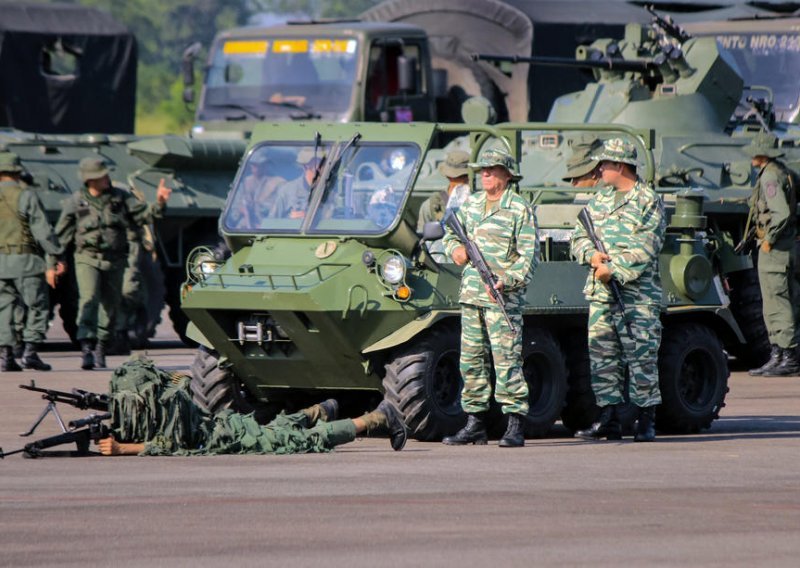 Venezuela razmjestila tenkove, rakete i 150.000 vojnika na granici, Kolumbija neće 'odgovarati na provokacije'