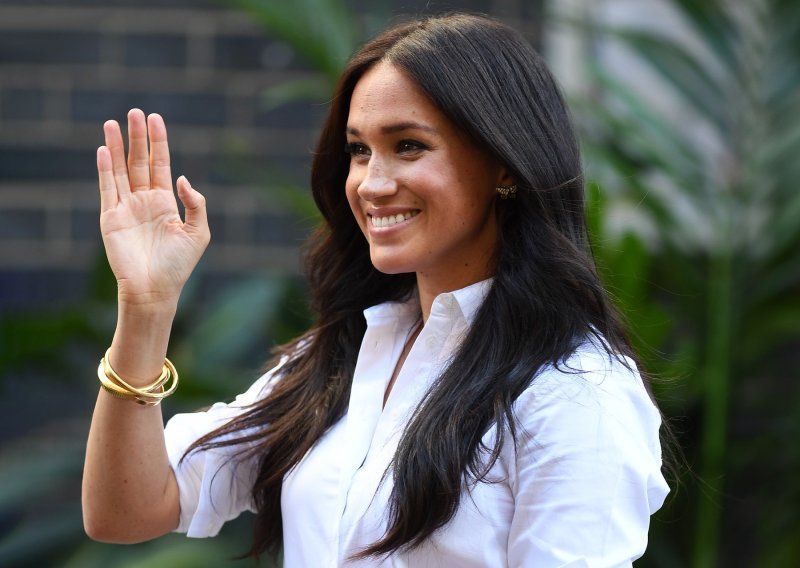 Torba koju je dizajnirala Meghan Markle rasprodana je u rekordnom roku: Na eBayu je preprodaju po tri puta većoj cijeni