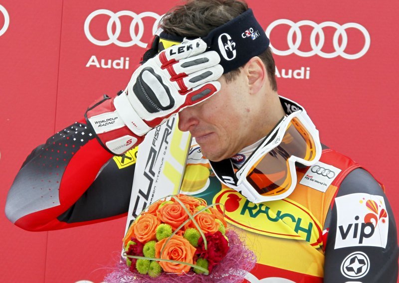 Kostelic undergoes knee surgery