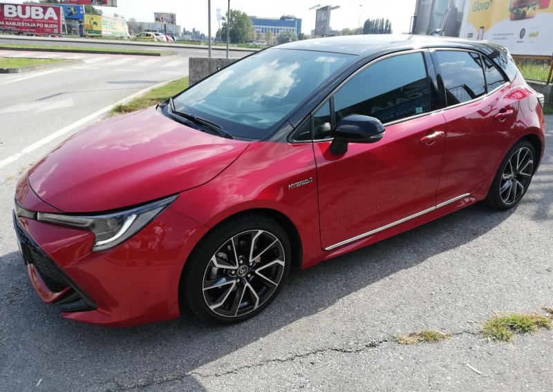 Testirali smo Corollu hatchback 2,0 hibrid s opremom Sport: Ovo je prava hibridna raketa!