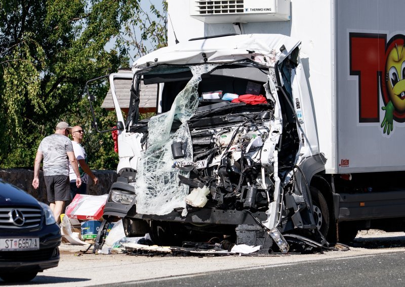 Sudar dva kamiona i kombija kod Trilja, ozlijeđeni vozač prevezen u splitsku bolnicu