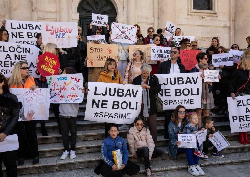 'Protiv suca koji je pustio počinitelje silovanja stegovni postupak te premještanje postupka na drugi sud'