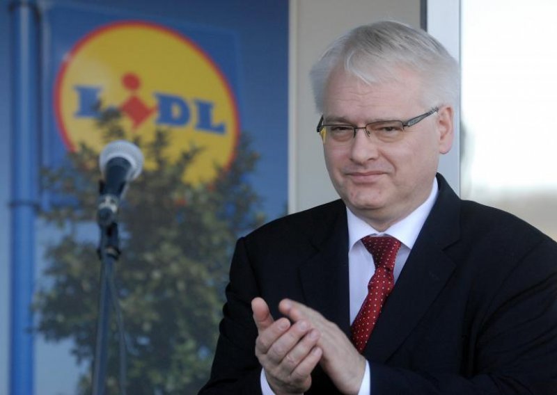 Josipović otvorio Lidlovo skladište u Perušiću