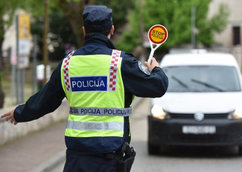 Policijski vikend ulov; djedica za volanom bez vozačke, slalom vožnja u pijanom stanju...