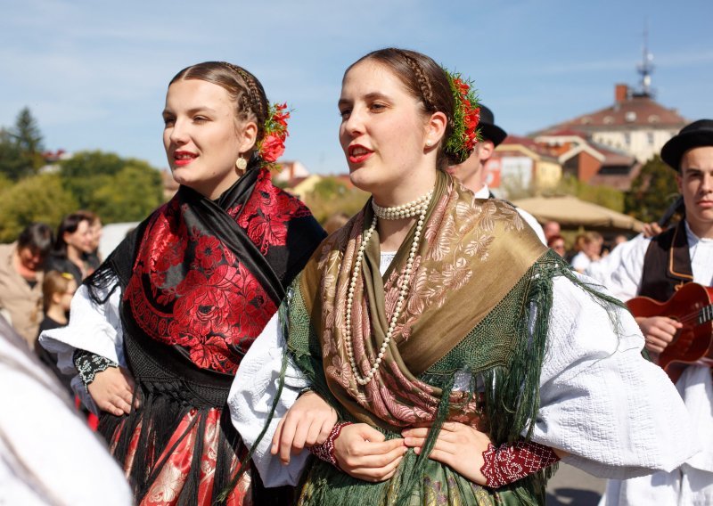 Svečanim mimohodom i najvećim šokačkim kolom završene Vinkovačke jeseni, pogledajte fotogaleriju