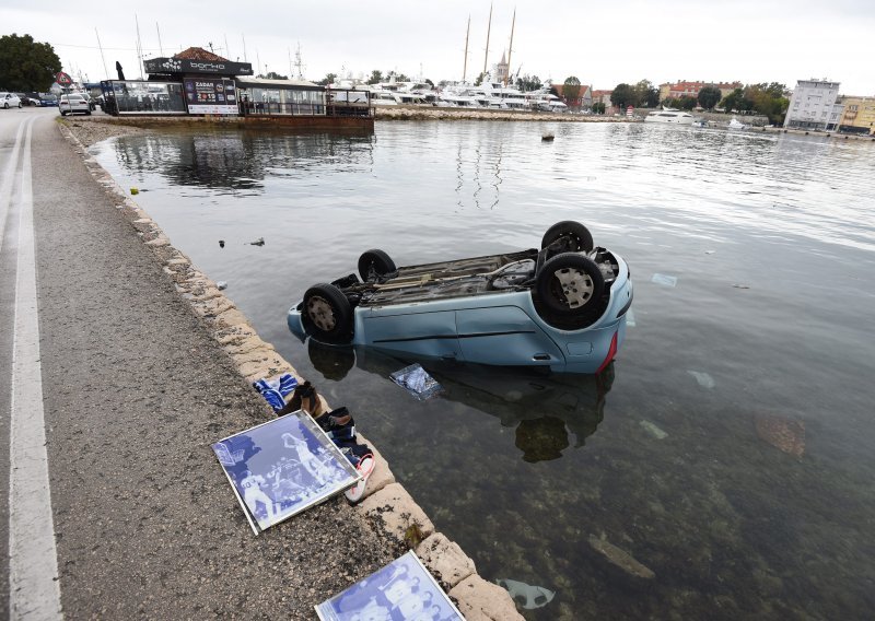 Puntom sletio u more pa se okrenuo na krov, a spašavali ga prolaznici