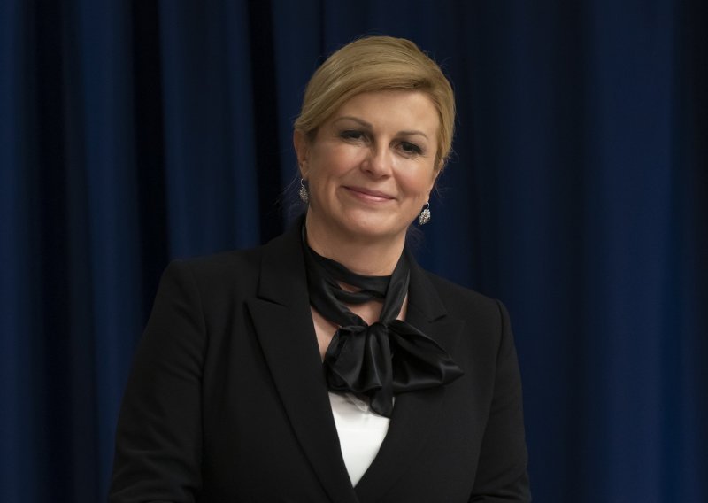 Kolinda Grabar Kitarović modno iznenadila; znala je da će tamo biti sve fini ljudi, pa da ne odskače