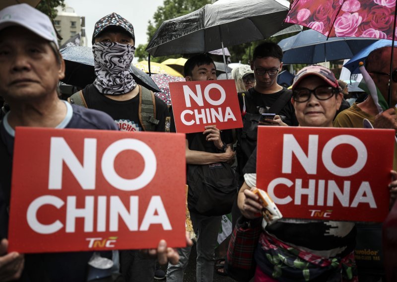 Deseci tisuća ljudi okupili se u Taipeiju u znak solidarnosti s Hong Kongom