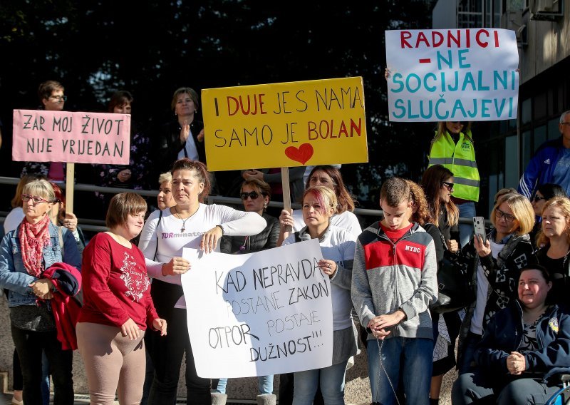 Roditelji njegovatelji prosvjedovali pred ministarstvom tražeći izmjene Zakona o socijalnoj skrbi