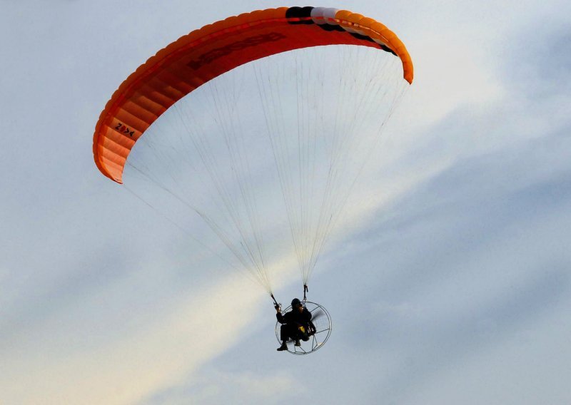 U slijetanju paraglajderom zapeo za granu i ostao visjeti na pet metara visine, spasili ga vatrogasci