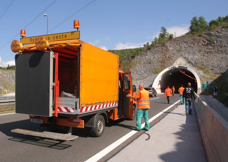 Stanje na cestama: Magla, radovi i prometna nesreća kod Otočca