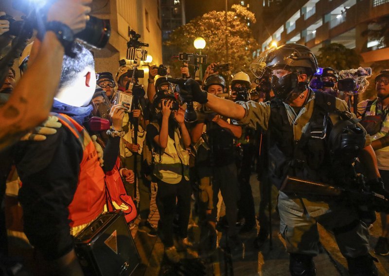 Deseci tisuća osoba ponovo na ulicama Hong Konga