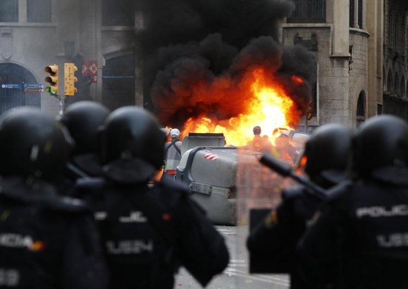 U sukobima prosvjednika i policije u Barceloni ozlijeđeno 50 osoba