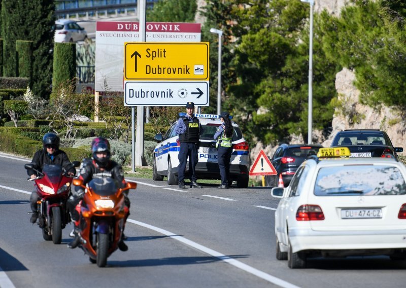 Filmska pljačka u Zračnoj luci Dubrovnik; maskirani dvojac na motoru opljačkao zaštitare s novcem