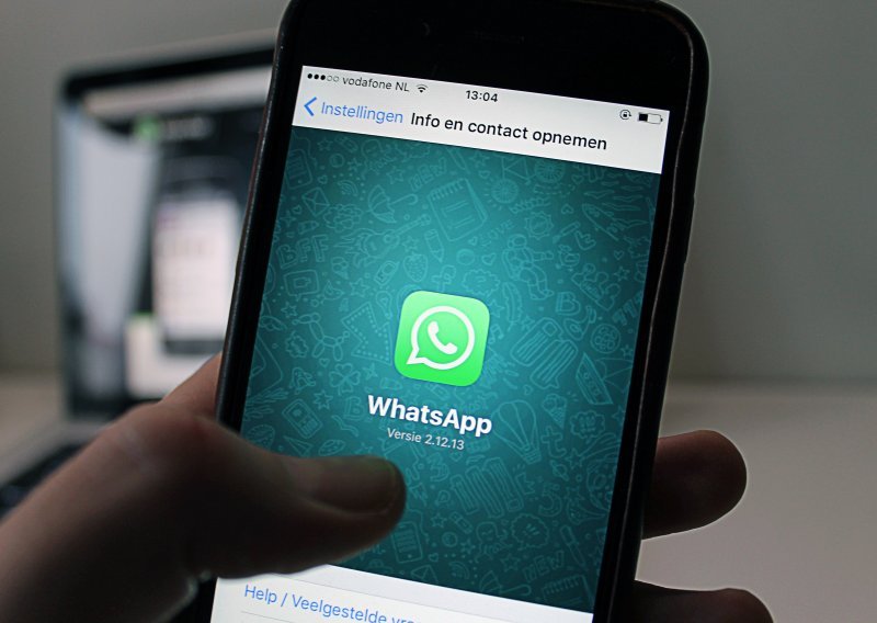 Ne, WhatsApp ne mijenja boju u ružičastu - riječ je o virusu