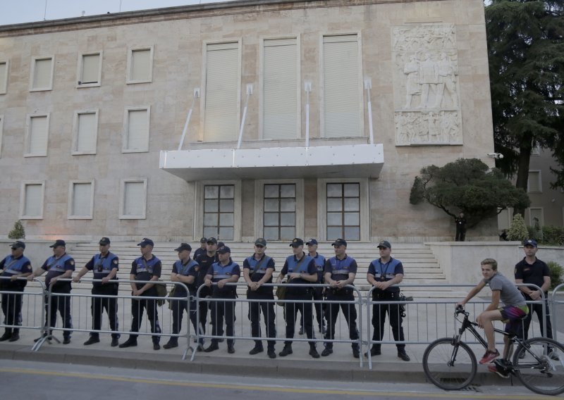 Albanska policija osujetila napade na članove terorističke skupine koja godinama pokušava svrgnuti vladu u Teheranu