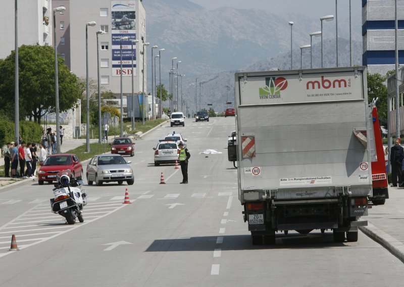 Odjećom zapela za kamion i poginula