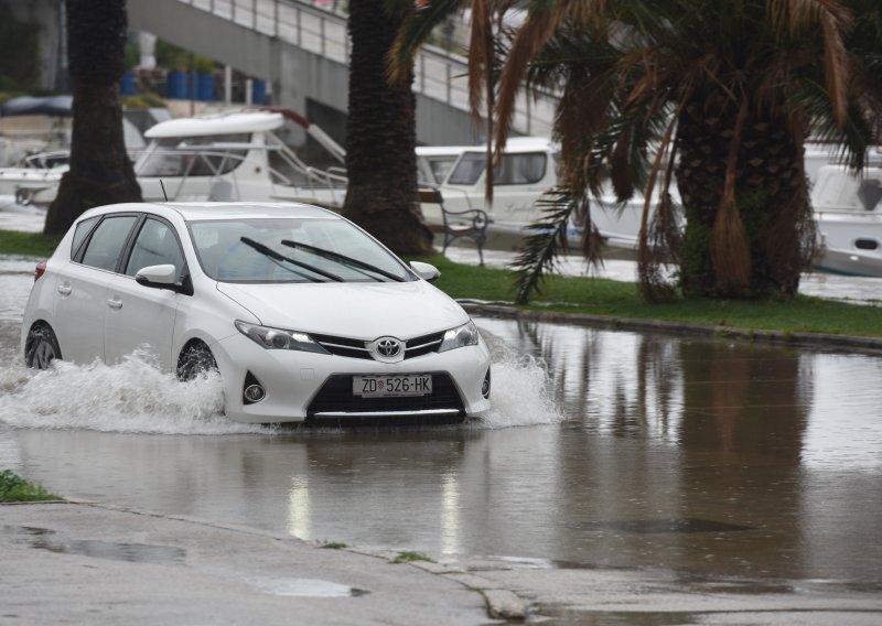 Probijena cijev u središtu Zadra, voda šiklja na sve strane